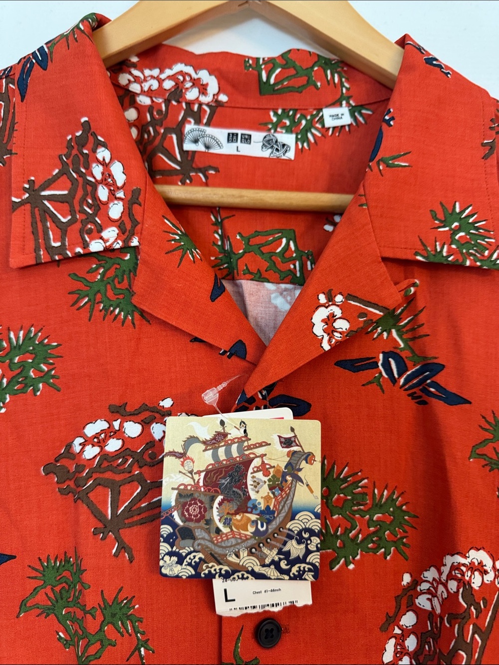 Uniqlo Button-Up Shirt Mens Large Red Aloha Hawaiian Short Sleeve Rayon - Picture 2 of 3